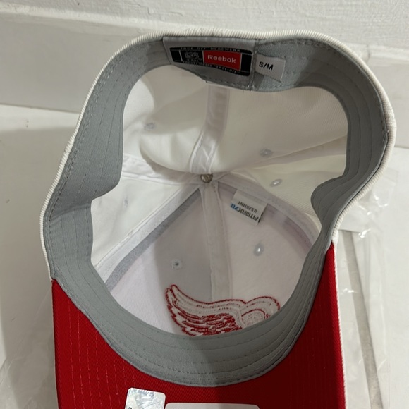NEW Detroit Redwings Reebok Hat in size S/M UNWORN - Picture 5 of 11